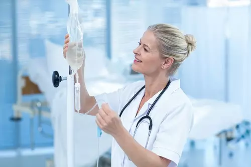 доктор ставит капельницу от наркотиков